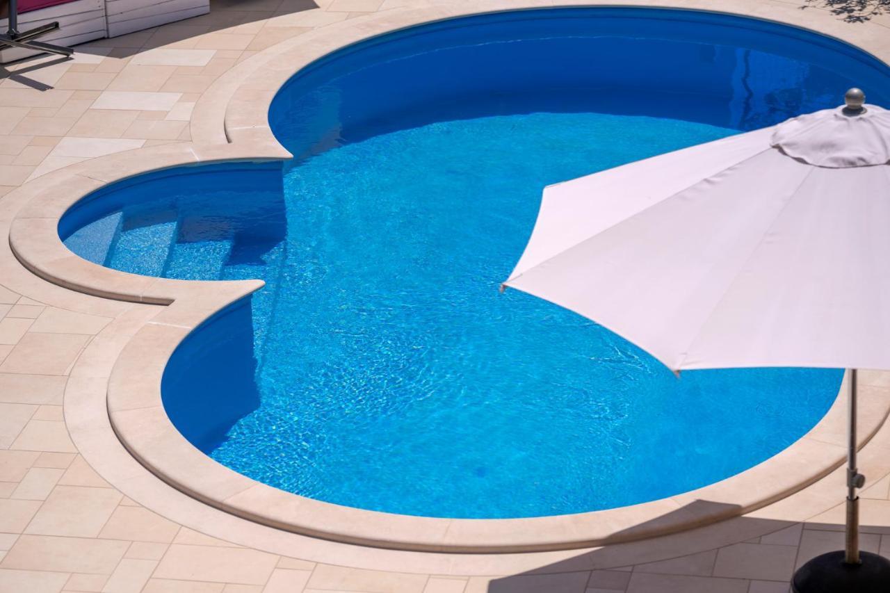 בול Hektorovic Poolside Apartments מראה חיצוני תמונה