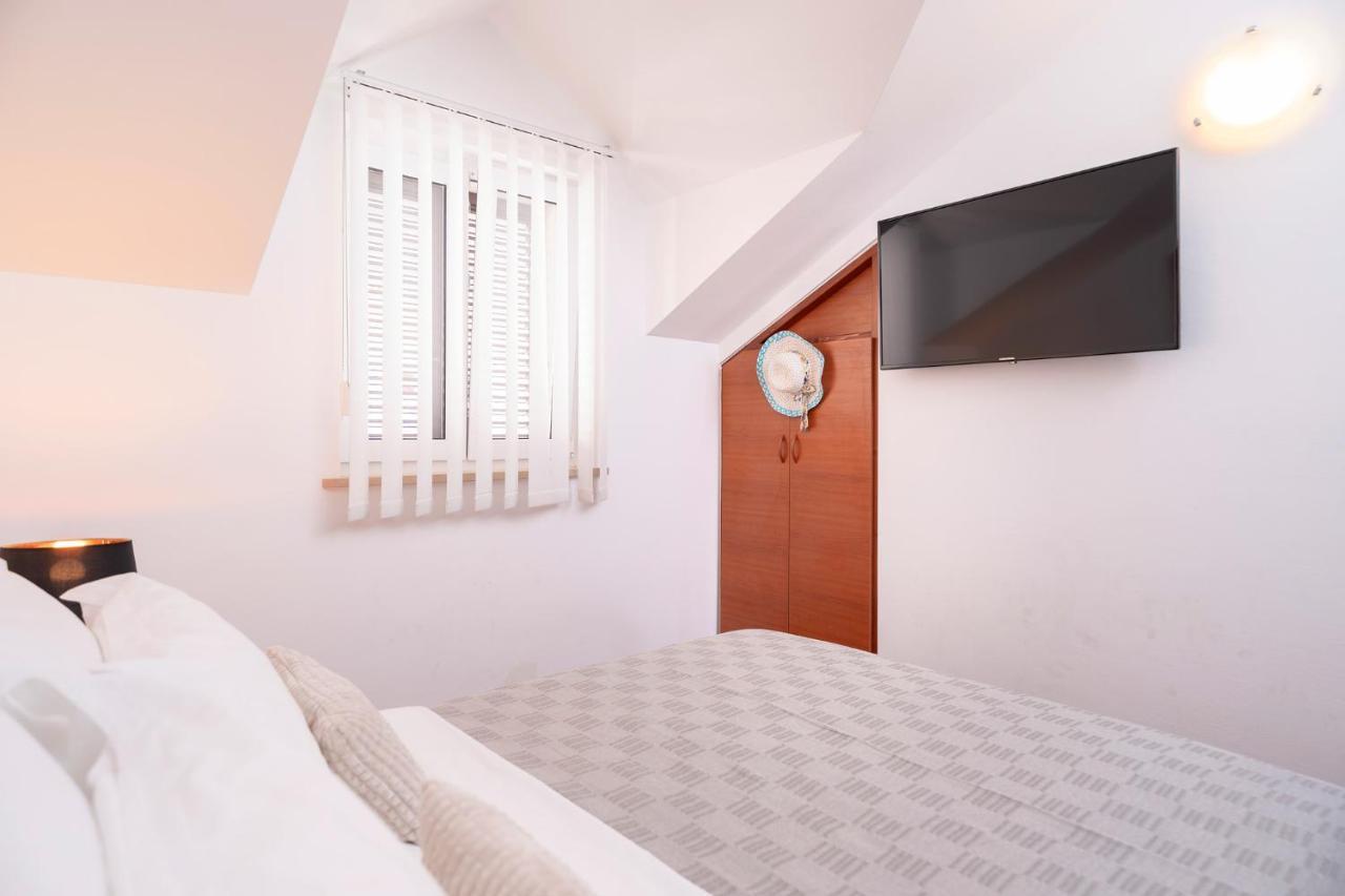 בול Hektorovic Poolside Apartments מראה חיצוני תמונה