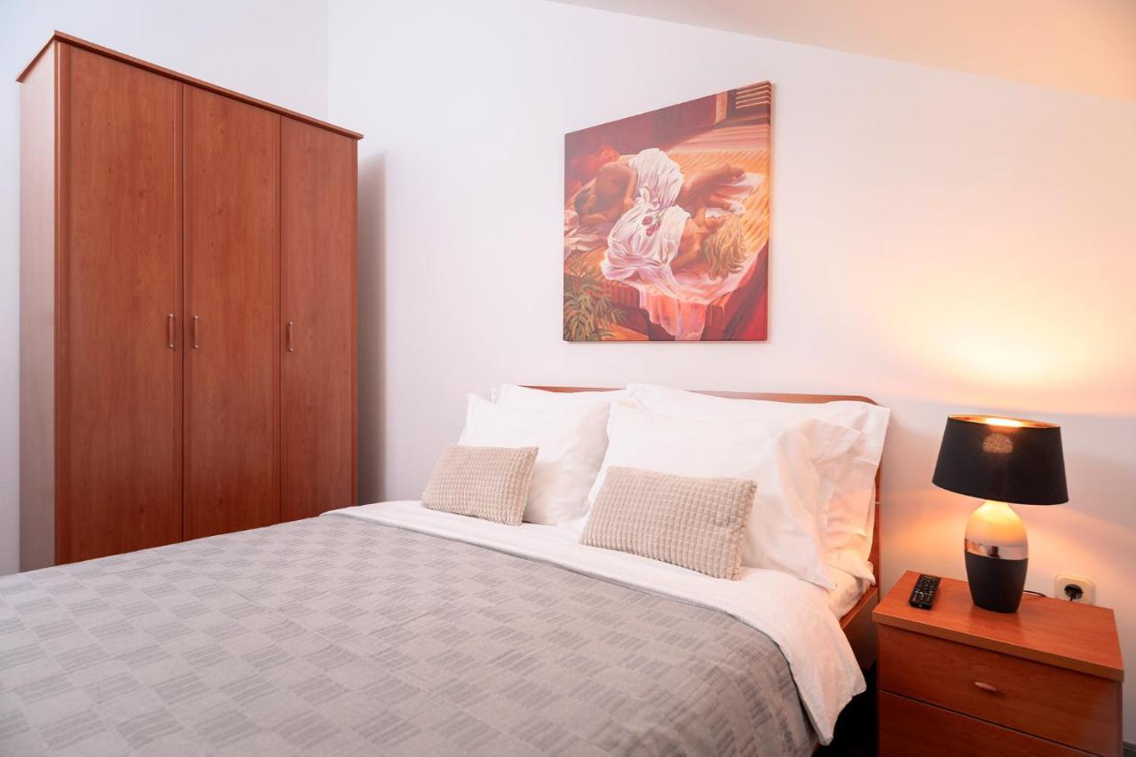 בול Hektorovic Poolside Apartments מראה חיצוני תמונה