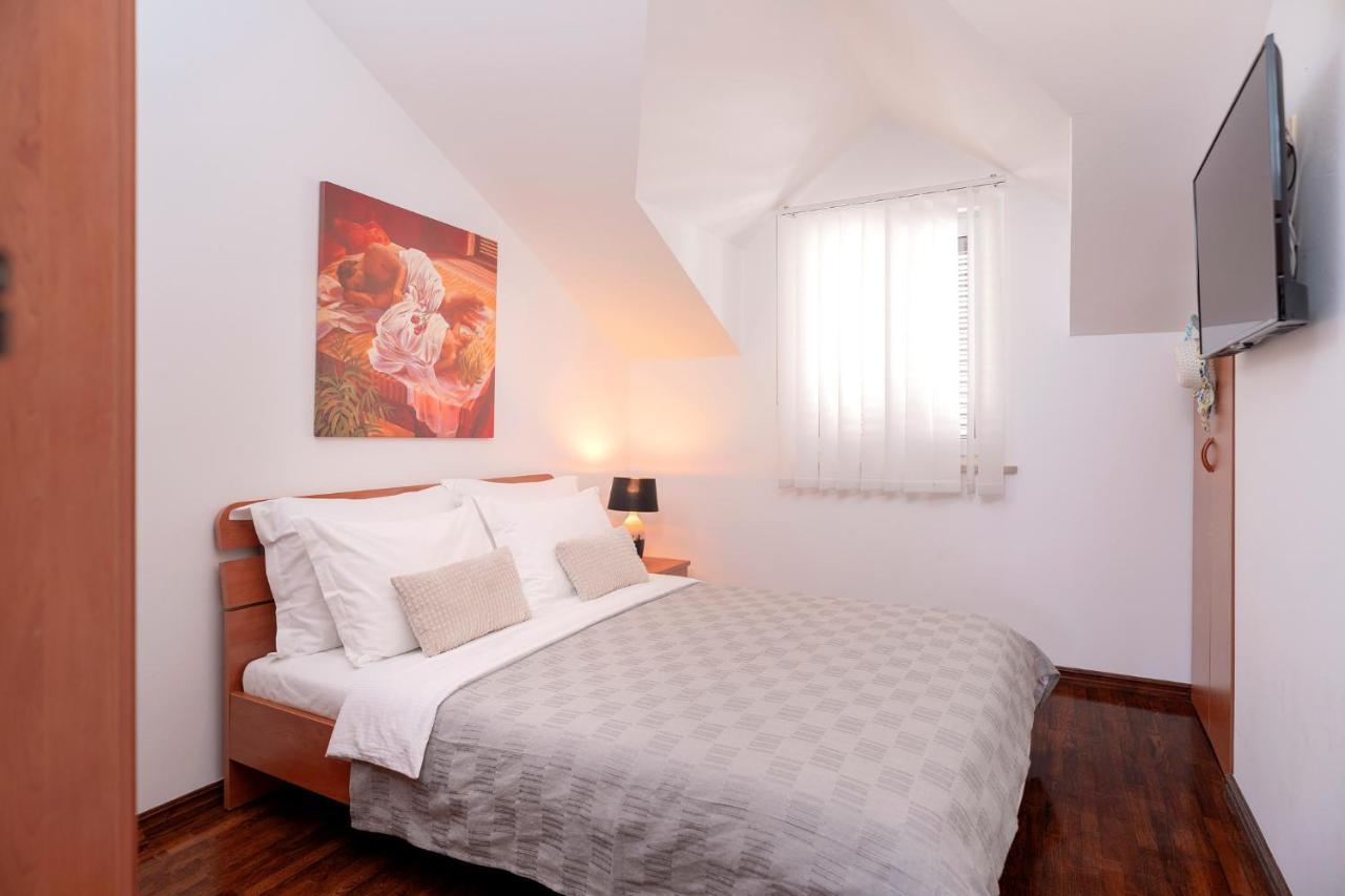 בול Hektorovic Poolside Apartments מראה חיצוני תמונה